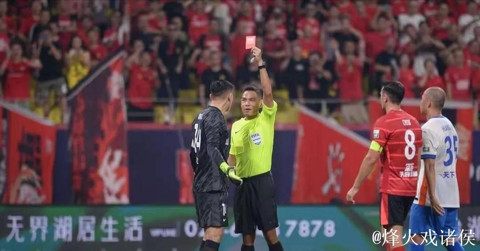 球迷不满裁判放过Semenyo锁喉动作未判红牌 球迷不满裁判放过Semenyo锁喉动作未判红牌